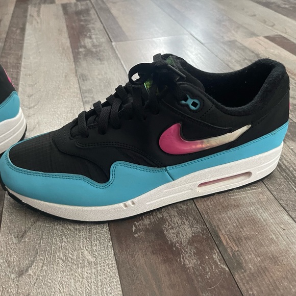 Nike Air Max 1
Jelly Swoosh Black Fuchsia Blue Fury - Picture 3 of 4